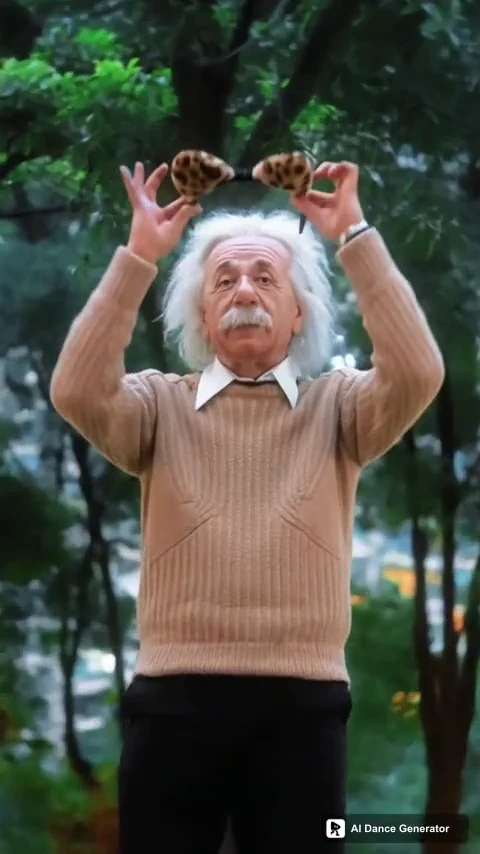 替换后的主角在动作中戴上猫耳发箍